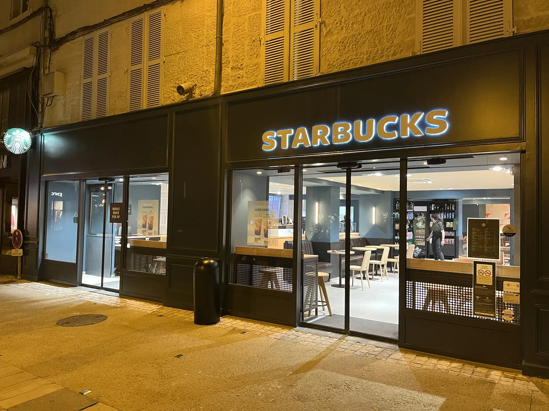 Enseigne de façade lumineuse Starbucks conçue et posée par PUBLI MENI à Niort
